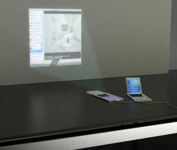 <p><b>Beamer-Handy</b></p>  Telefonun zerindeki gl mikro-LCD projektr her trl grnty daha byk grmek isteyenler iin olduka kullanl.