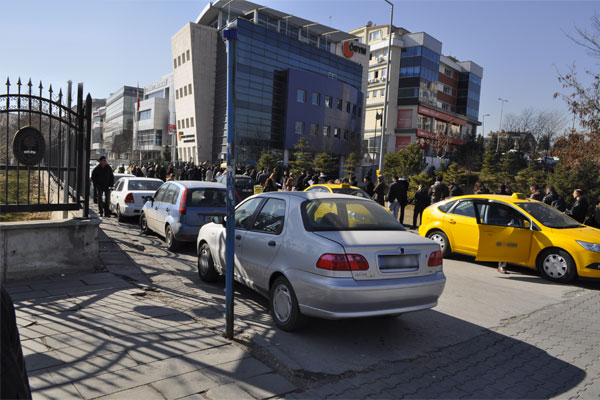 YDS bavurusu iin SYM bavuru merkezlerine giden adaylar fotoraf gncellemesi ve mezun olmam grndklerinden dolay SYM Ankara Brosu'na ynlendirilince uzun kuyruklar olutu.