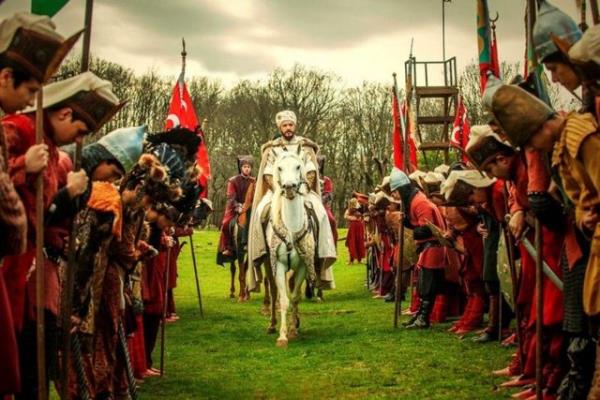 Mustafa, cellatlarn elinden kurtulsa da Zal Mustafa'nn mdahalesiyle boduruluyor. Yenierileri rgtleyen Mustafa'nn yandalarna da Rstem Paa engel oluyor.