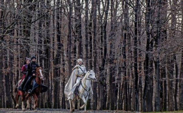 ehzade Mustafa'nn ran ah ile ibirlii yapp kendini ldrmek istediini dnen Sultan Sleyman idam fermann isyan kmasn diye herkesten gizliyor.