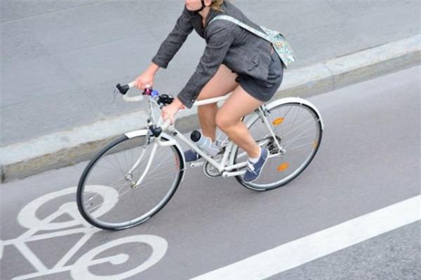 <p><b>34. e bisikletle gidin </b></p>  Mmknse ie araba veya toplu tama yerine bisikletle giderek hem masraflarnz azaltp hem de egzersiz yapabilirsiniz.