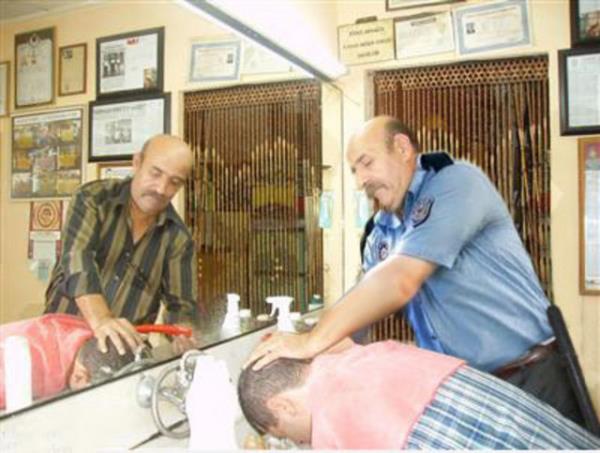 <p><b>6. Sa ykarken sadist duygularn bastramayan berber. </b></p>  Boynuna kulana su girer.   <p>Nefes alnamaz. Tam nefes aldm derken havluyla kafan kaplar. </p>  Scak-souk su yznden ayarn bozulur.   <p>San ykad sabunla yzn de ykar.</p>