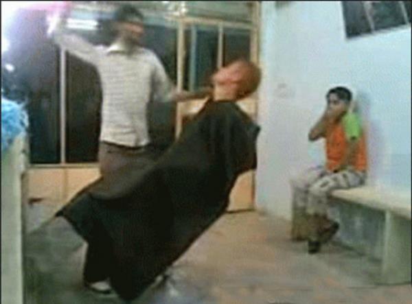 3. Akam tam berber kapatrken gelip "iim ok ksa" diyen avare. <p>Yorgunluktan uyuyan bu adam berber uyandrr.</p>