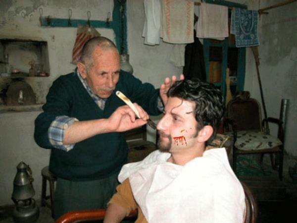 16. lk izikten sonra aynadan gerilim filmini izleyen kurban.