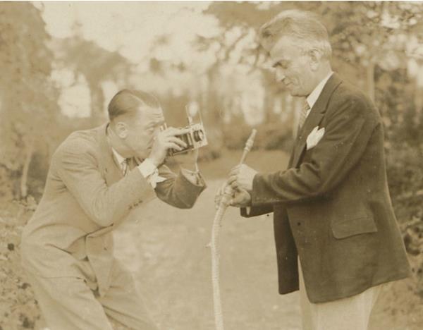 SALT'n "Ak Ariv" projesi kapsamnda gelitirilen serginin kavramsal erevesi, gemite yaam figrlerin zel hayatlarna, 'mikro tarih' zerine alan tarihi Ece Zerman'a ait./ Said Bey?in olu Hakk Tez fotoraf ekerken. SALT Aratrma, Said Bey Arivi