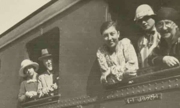 "Herkes bilsin, ok mutlu bir hayat yaadm."...Trkiye'nin Nobel dll romancs Orhan Pamuk, daha sonra ukurcuma'da bir mzeye dntrecei roman Masumiyet Mzesi'nin kahraman Kemal'e bunlar syletmiti. Masumiyet Mzesi'ne on dakikalk yrme mesefesinde bulunan SALT Galata'da 23 Mart'a kadar devam eden bir sergi de, bir nevi masumiyet mzesi sunuyor. Ama bu defa mzenin kahraman bir kurmaca kiilik deil, erken Cumhuriyet dneminden bir isim olan Mehmet Said Bey. / Said Bey ve Adviye Hanm'n bir tren yolculuundan hatra fotoraf / SALT Aratrma, Said Bey Arivi