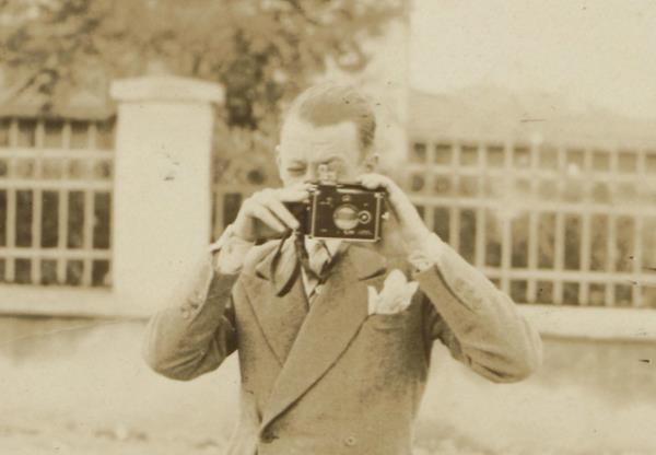 Bugn Galatasaray Lisesi olarak bildiimiz Mekteb-i Sultn mezunu olan Said Bey, Bb- li'de tercman olarak alm. Hayatnn ilerleyen yllarnda ili'de bir apartman dairesinde oturan bu Osmanl beyefendisinin hayatna dair pek ok ilgin malzeme, Said Bey'in drdnc kuak torunu Hititolog Hatice Gonnet Baana tarafndan SALT'a balanm./ Said Bey?in olu ailenin fotorafs Hakk Tez SALT Aratrma, Said Bey Arivi.