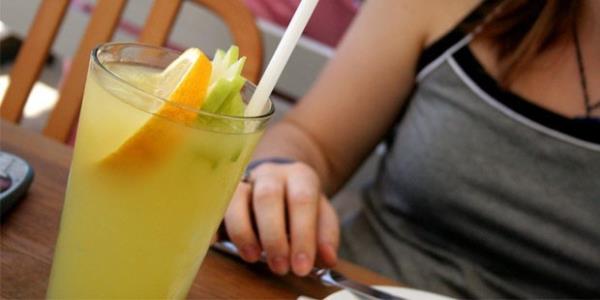 <p><b>1) DYET ECEKLERDEN VAZGEN </b></p>  Ksa vadede diyet ieceklerin bir zarar olmasa da, uzun sreli diyetlerde bu iecekler kilo almna neden olur. nk bu ieceklerin iinde bulunan tatlandrc maddeler, beyine daha fazla kalori tketmesi gerektii sinyalini verir ve bu da daha fazla yemenize neden olur.