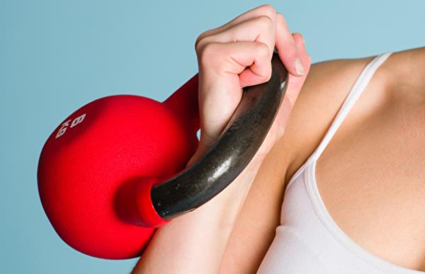 <p><b>15) AIRLIK ALIIN </b></p>  Kadnlarn en byk korkularndan biri de arlk egzersizleri yapmak. nk arlklarn onlar Arnold Schwarzenegger gibi kasl vcutlu biri yapacan dnrler. Oysa bu olduka yanl bir dncedir. Erkek ve kadn vcudu arasnda byk fark vardr. Erkeklerle karlatrldnda, kadnlar 30 kat daha az kas yapc hormona sahip. Arlk almas sadece metabolizmanz harekete geirir ve daha kolay kilo vermenizi salar.