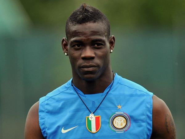 <p>"Hakem formam karttm iin deil, vcudumu kskand iin bana sar kart gsterdi."</p> <b> MARIO BALOTELLI</b>