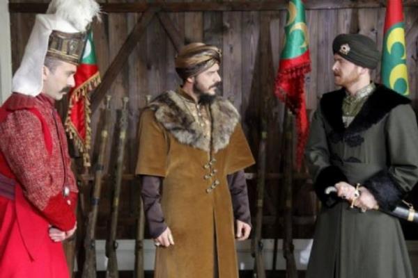 <p>Bir iki egri fesd ehli nitekim emr Bir iki nme-i tezvri kld katline tr</p>    <b>Gnmz Trkesi:</b> Kl gibi eri birka fesat, birka sahte mektubu [ehzadeyi] ldrmeye ok gibi kullandlar.