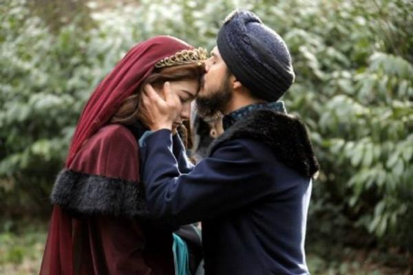 <p>Ncm gibi cihndde v mkerrem idi Vcd muhteem  evketi muazzam idi</p>    <b>Gnmz Trkesi:</b> Yldzlar gibi dnya grm ve mkerrem idi. Vcudu ihtiaml ve heybeti azametliydi.