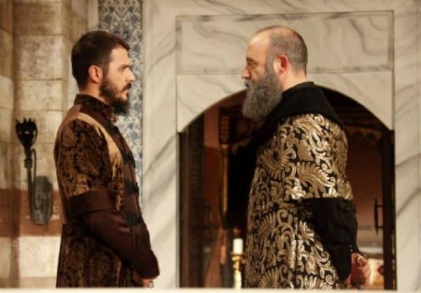 <p>Kara geyrdi Karamana gussa itdi hcm O mh ince hayl ile kldlar ma'dm</p>    <b>Gnmz Trkesi:</b> Gam Karaman'a hcum etti kara[lar] giydirdi. O ay ustaca hilelerle yok ettiler.