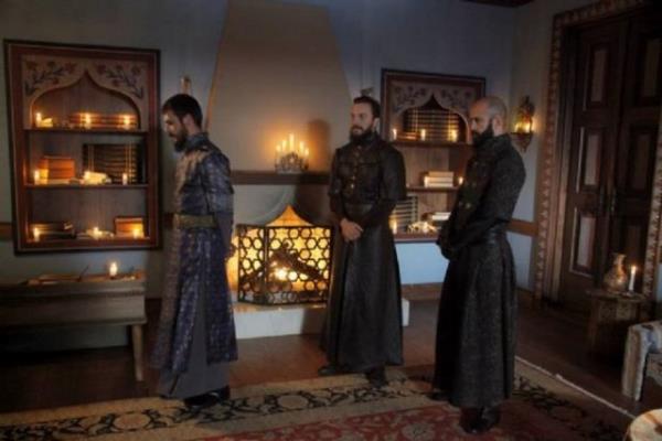 <p>Getrdi arkasn yire Zl-i devr  zemn Vcdna sitem-i Rstem ile irdi ziyn</p>    <b>Gnmz Trkesi:</b> Zamann Zal'i [ehzadenin] arkasna yere getirdi, vcuduna Rstem'in zulm ile zarar geldi.