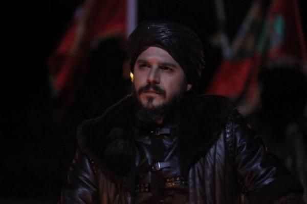 <p>Sipihrn yenesinde grndi ry-i fen Kod bu kesret-i dnyy kld azm-i bek</p>    <b>Gnmz Trkesi:</b> Felein aynasnda yokluun yz grnd; [bunun zerine ehzade] bu dnya kesreti brakarak beka lemine yneldi.