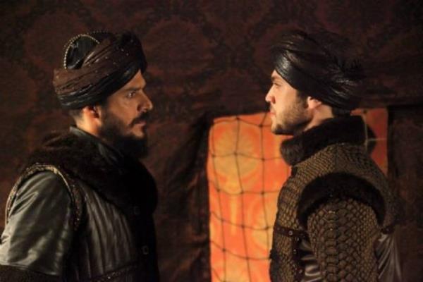 <p>Nesm-i subh gibi yirde koma humuz Hakret eylediler nesl-i pdihumuz</p>    <b>Gnmz Trkesi:</b> Padiahmzn soyunu tahkir ettiler. hmz sabah rzgr gibi yerde brakma.