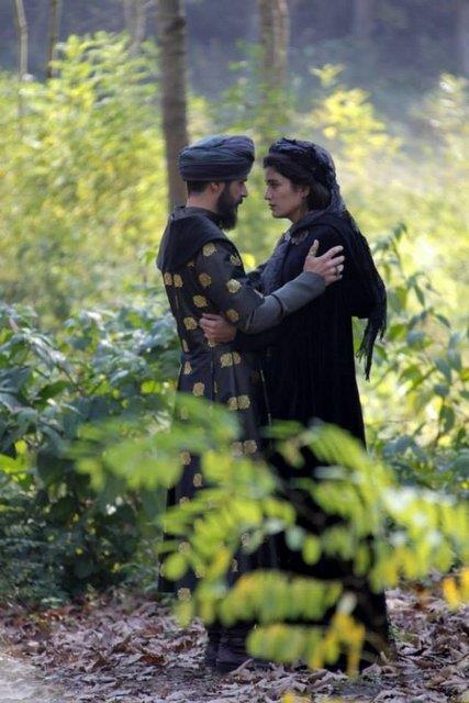 <p>O bedr-i kmil  ol in-y bahr-i ulm Fenya vard telef itdi an tli'-i m</p>    <b>Gnmz Trkesi:</b> O olgun dolunay [gibi kemle ermi ehzade], o ilimler denizinin ainas yok olup gitti; onu uursuz talih telef etti.