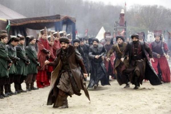 <p>O cn- demiyn old hk ile yeksn Diri kala ne revdur fesd iden eytn</p>    <b>Gnmz Trkesi:</b> O insanlarn can [gibi sevdii ehzade] toprak ile bir oldu. Fitne karan eytann diri kalmas reva mdr?