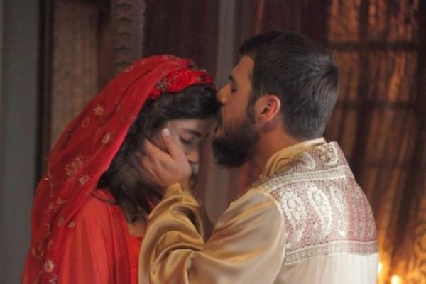 <p>Tururd h- cihn hiddetiyle nre dnp Otag haymeleri karlu khsre dnp</p>    <b>Gnmz Trkesi:</b> Cihan Sultan kzgnlndan atee dnm hlde duruyordu; otann adrlar karl dalara benziyordu.