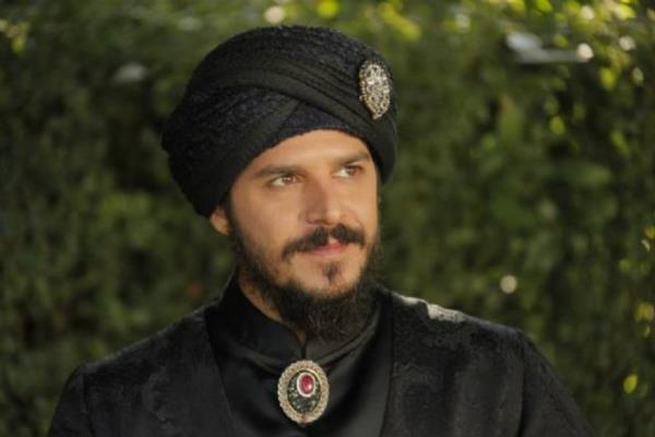 <p>Tutuld gelmedi nkim o mhpre dnp Grenler agladlar ebr-i nev-bahre dnp</p>    <b>Gnmz Trkesi:</b> O ay paras tutuldu; dnp gelmeyince [bu durumu] grenler ilkbahar bulutu gibi aladlar.