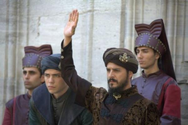 <p>Geerler idi geende o merd-i meydn Felek o cnibe dndrdi h- devrn</p>    <b>Gnmz Trkesi:</b> O sava meydanlarnn yiidini ad getike ekitirirlerdi. Felek zamann padiahn o [iftiraclardan] yana dndrd.