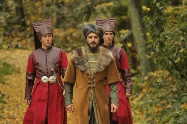 <p>Hats gayr-i muayyen gnh nmalm Zih ehd-i sad  zih eh-i mazlm</p>    <b>Gnmz Trkesi:</b> uu belirsiz, gnah malum deil. Ne kutlu bir ehit ve ne byk zulme uram bir ah