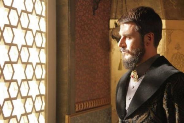 <p>Mzeyyen idi bedenlerle ak hisre dnp El pmege yridi mihr-i b-karre dnp</p>    <b>Gnmz Trkesi:</b> Bedenlerle sslenmi beyaz bir hisara benziyordu. Yerinde duramayan gne gibi el pmeye yrd.