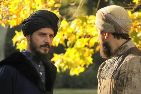 <p>Grindi halka draht- kfe-dre dnp Yrrdi kullar nince llezre dnp</p>    <b>Gnmz Trkesi:</b> iek am bir aa gibi halka grnd; kullar bir gelincik tarlas gibi nnde yryorlard.