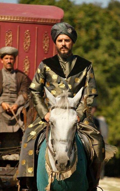 air, ehzadenin lmn, ldrl sebebini, evirilen entrikalar ve bundan duyduu derin teessr dile getirmi;