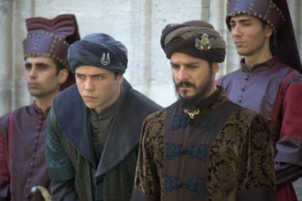 <p>Yalancnun kuru bhtn bugz- pinhn Aktd yaumuz yakd nr- hicrn</p>    <b>Gnmz Trkesi:</b> Yalancnn kuru iftiras ve gizli kini gzyamz aktt, ayrlk ateini yakt.