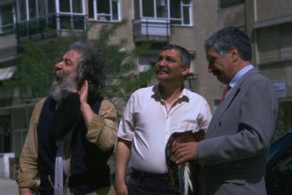 <p><b>AYTON SERT</b></p>  1997 ylnda bir beyin ameliyat esnasnda kaybettiimiz sanat, dizide Davut Usta'nn dkkanna kma malzeme tayan, el arabal bir gariban canlandrmt.