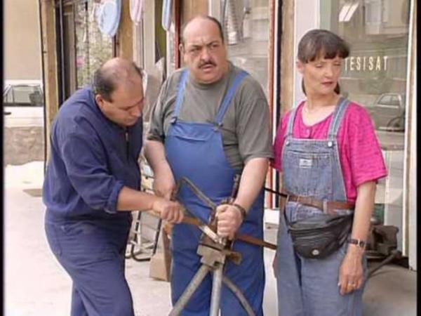 <p><b>Davut Usta / Seluk Uluergven:</b></p>  2004 ylnda tiyatrocu olu Eren'i provalar srasnda bir kazada kaybetti. 2008'de Yiit Tun'un yazp ynettii "Herakles-Heykelin Srr" adl TV filminde oynad.