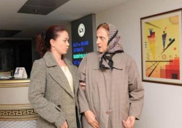 <p><b>GLER KTEN</b></p>  Baarl oyuncu Yaprak Dkm'nde 'Cevriye Kaynana' olarak karmza kmt