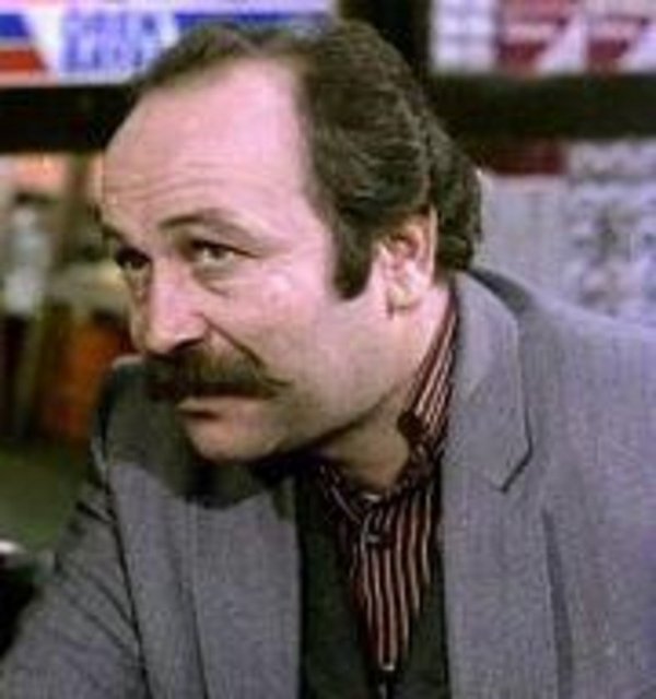 <p><b>YAMAN OKAY</b></p>  Yaman Okay, krnn kars Nazan'n bir baltaya sap olamam aabeyi Nazm rolndeydi. Yaman Okay 1993 ylnda yaamn yitirdi.