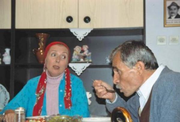 <p><b>OKTAY SZBR</b></p>  "Sus iblis krarm boynuzunu ha!" "Halil Pazarlama" Halil" szleriye hatrladmz Oktay Szbir, ubat 2006'da aramzdan ayrld.