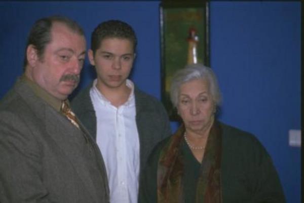 <p><b>GZN ZPEK(BABANNE)</b></p>  'Bizimkiler' dizisinin 12 yl boyunca saygn ve sevecen babaannesi Leyla Hanm' baaryla canlandrd. nl oyuncu lenfbezi tmrne ve solunum yetmezliine yenik derek 13 Austos 2000 tarihinde 75 yanda aramzdan ayrld.