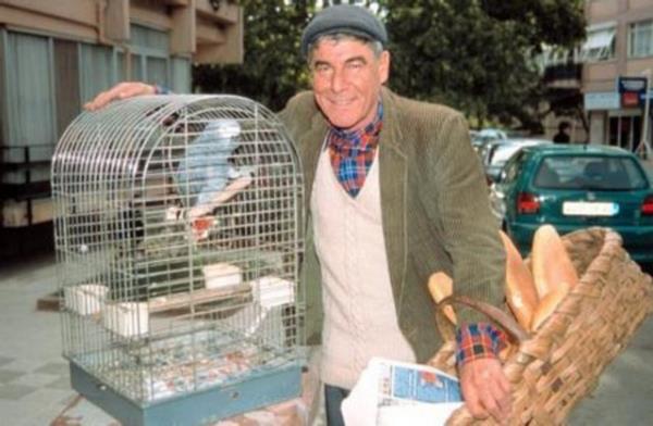 <p><b>ERCAN YAZGAN(KAPICI CAFER)</b></p>  " Buyruuuun" szleri ve zerinden yllarca kartmad gmleiyle dikkat eken Ercan Yazgan,uzun sredir tedavi gryor.Bir ara 40 kiloya kadar den nl oyuncunun u anda salk durumu iyi.