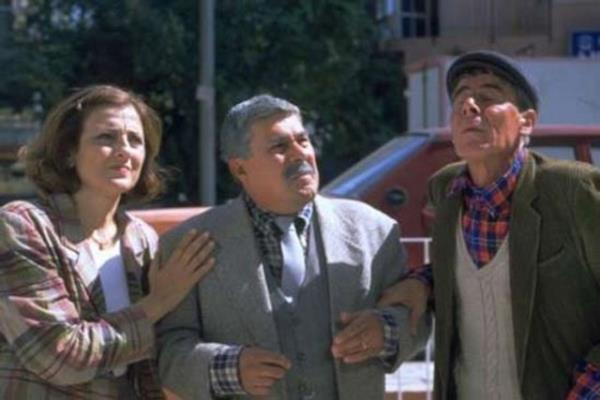 <p><b>GLER KTEN</b></p>  Doktor Trkan' oynayan Gler kten,efsane diziden sonra bir ok dizi ve sinema filmde rol ald.