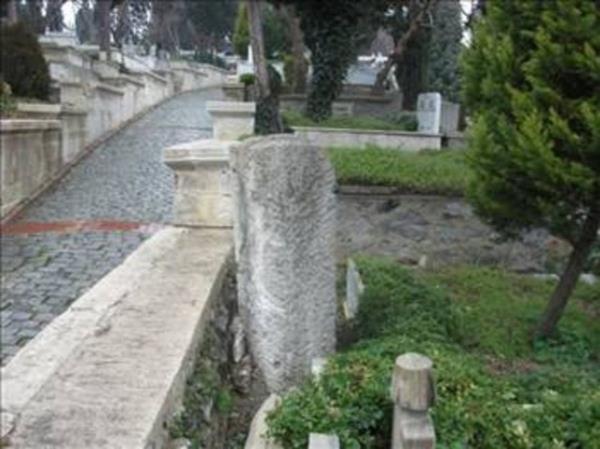 Bu nedenle, Osmanl cellatlar iin stanbul'un en cra yerinde mezarlk yapm ve cellatlar halktan ayr olarak buraya gmlmtr.