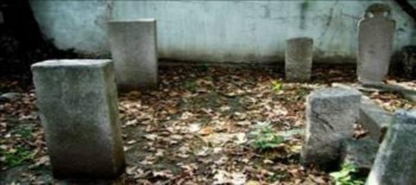 Burada gml insanlarn dnyada iken ne i yaptklarn mezar talarna bakarak anlamak mmkndr, vezir mi, denizci mi, subay m yenieri mi ,ulema m, kad m? hepsi mezar talarndan anlalr.