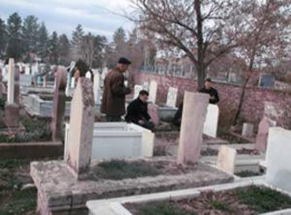 Yan yana iki Cellat Mezar Cellat mezar talarnn zerinde ise, isim, doum tarihi, lm tarihi gibi hibir yaz ve iaret yoktur. Bu talar iki metre yksekliinde 40-50 cm. geniliinde dikdrtgen eklindedir.