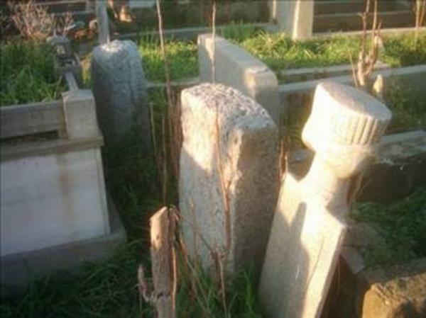 Birka sene sonra tamamen yok olacaktr. Cellatlarn normal mezarlklar alnmamasnda ise, insana sayg, iyilerle ktleri ayn kefeye koymama felsefesi yatar. Halk bu insanlarn cesetlerini aralarna almamakla bunu anlatmaya almtr.