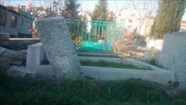 <p><b>Lanetli mezarlk - dokunanlar lr </b></p>  Ku umaz kervan gemez bu mezarla, zamannda mahallelinin "lanetli mezarlk" dedii, gndzleri dahi buradan gemeye korktuu biliniyor.