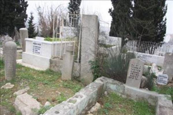 <p><b>Yeni mezarlarla cellat mezarlar i ie </b></p>  Bugn yeni mezarlarn arasnda kalm bir cellat mezar ta bu mezarlk Eyp semtinin Piyer Loti tarafndadr.