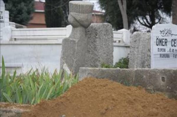 <p><b>Mezar talarndan anlalyorlar </b></p>  O zaman buras stanbul'un en u noktas ku umaz, kervan gemez kimsenin uramad doru drst yolu olmayan yabani aalar iinde rktc bir yerdi.