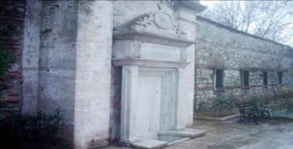 <p><b>nfazlar nerelerde yaplrd</b></p>  Sarayda verilen lm cezalar, Topkap Saray bahesinde bulunan bir emenin nnde infaz edilirdi, cellatlar infazdan sonra kanl baltalarn ve ellerini burada ykarlard.emenin sanda ve solunda ibret talar vardr.