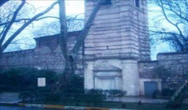 <p><b>nfaz emesi </b></p>  Bu emenin bir ad da cellat emesi veya siyaset emesi idi, cellatlarn kald yer ise emenin bulunduu duvarn arakasndayd. Bu eme halen Topkap Saray'nn n bahesinde bulunmaktadr.