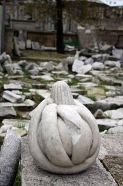 <p><b>Yaknlar bulamasn diye mezar talarnda yaz yok</b></p>  Mezar talarnda hibir yaz ve iaret bulunmamas ise anlalr bir durumdur. Bu, ldrlen kiinin geride kalan yaknlarnn, bunlar mezar talarndan bulup mezarlarn tahrip etme e ve...