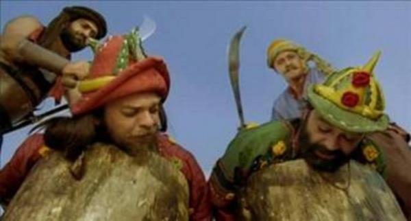 <p><b>Gayrimslimlerin infaz</b></p>  Cellatlar, Mslman olan kiilerin infazdan sonra balarn, cesedi srt st yatrarak koltuunun altna , Mslman olmayanlar ise yz koyun yatrarak, balarn klarnn zerine koyard.