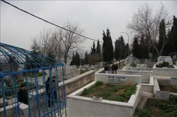ocuklar bile korkmadan mezarlarn arasnda oyunlar oynuyor. Baz yollar ada ada yer alan mezarlarn adasndan geiyor.